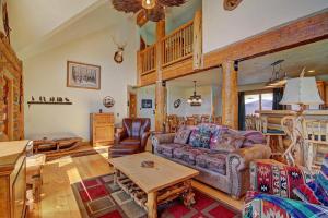 ブリッケンリッジにあるBarton Cabin 433のソファとテーブルのあるリビングルーム