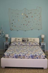 1 dormitorio con 1 cama con pared azul en Tra Monti e Mare, en La Spezia