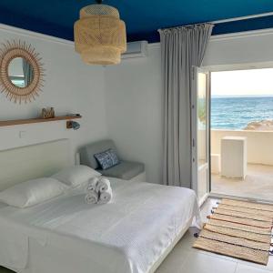 1 dormitorio con 1 cama y vistas al océano en Villa Tamaris on the beach, en Podstrana