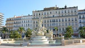 una fuente frente a un gran edificio en Appartement Toulon Centre-Ville, en Toulon