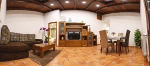 salon z kanapą i stołem w obiekcie Casa Velha w mieście Pontevedra