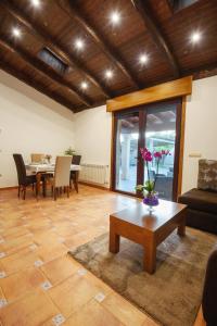 salon ze stołem i wazą kwiatów w obiekcie Casa Velha w mieście Pontevedra