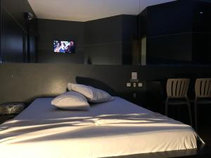 Cama ou camas em um quarto em Snob Motel (Adult Only)