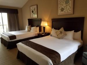 ein Hotelzimmer mit 2 Betten und einem Fenster in der Unterkunft Adobe Inn in Carmel