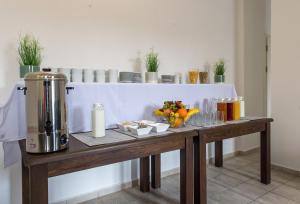 a table with a coffee machine on top of it at Penzion Zámecká Zahrada in Český Krumlov