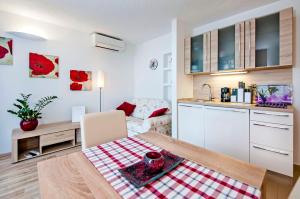 Kuchyň nebo kuchyňský kout v ubytování Apartments Figarola