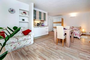 Kuchyň nebo kuchyňský kout v ubytování Apartments Figarola