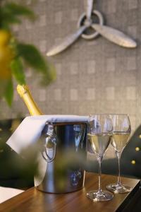 - une table avec 2 verres et une bouteille de champagne dans l'établissement Les Grains d'Argent Dizy - Epernay, à Épernay