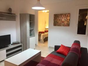 Telewizja i/lub zestaw kina domowego w obiekcie Los Barqueros "Maria" Corralejo "Beach front - Town centre"