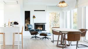 - un salon avec une table, des chaises et une cheminée dans l'établissement Boutique Ocean Terrace Luxury - SSHOUSING, à Saint-Sébastien