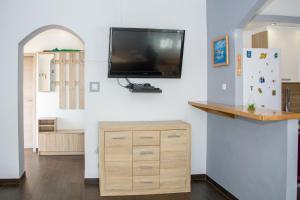 ein Wohnzimmer mit einem Flachbild-TV an der Wand in der Unterkunft Patrik Apartment in Senj