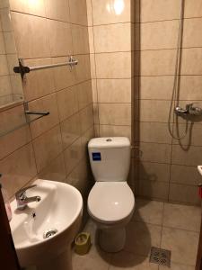 Bilik mandi di Pension AMIRA