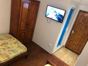 Televisyen dan/atau pusat hiburan di Pension AMIRA +27 gambar