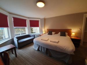 Un pat sau paturi într-o cameră la The York Hotel