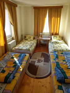 Tempat tidur dalam kamar di Lary Hostel
