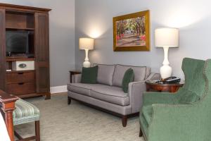 Uma área de estar em East Bay Inn, Historic Inns of Savannah Collection