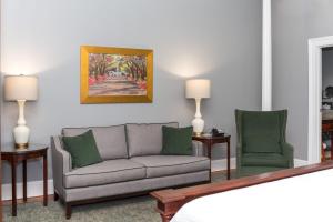Uma área de estar em East Bay Inn, Historic Inns of Savannah Collection