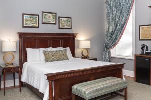 Cama ou camas em um quarto em East Bay Inn, Historic Inns of Savannah Collection