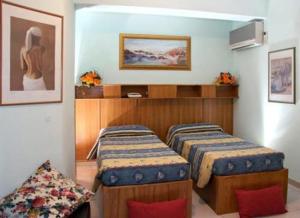 1 dormitorio con 2 camas en una habitación en Villa Verdiana en Nettuno