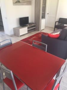 Telewizja i/lub zestaw kina domowego w obiekcie Los Barqueros "Maria" Corralejo "Beach front - Town centre"