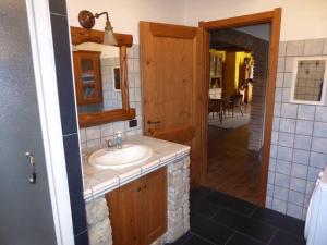 un bagno con lavandino e specchio di Il Rustico a Fluminimaggiore