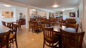 Restaurace v ubytování Lompoc Valley Inn and Suites