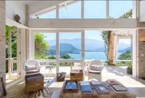 una sala de estar con una mesa y dos sillas en Paraiso Romântico Inesquecível Praia Vermelha do Sul Ubatuba, en Ubatuba
