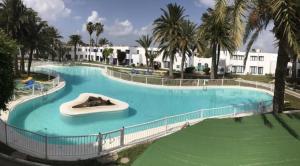 Basen w obiekcie Los Barqueros "Maria" Corralejo "Beach front - Town centre" lub w pobliżu