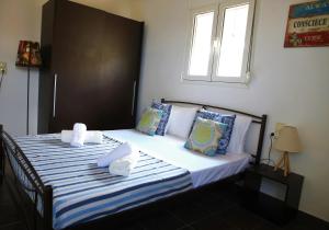 1 dormitorio con 1 cama con toallas en Havana 1 Sea and Pool Apartment en Amoudara Herakliou