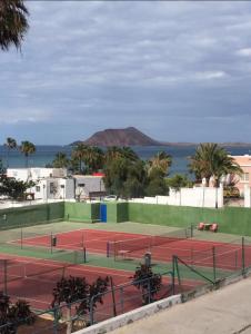 kort tenisowy z górą w tle w obiekcie Los Barqueros "Maria" Corralejo "Beach front - Town centre" w Corralejo