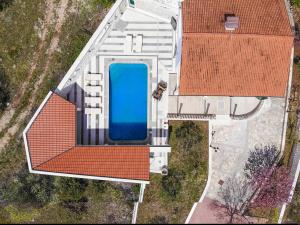 einen Blick über ein Haus mit Pool in der Unterkunft Villa AnBer in KoruÅ¡ce