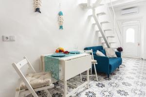 a room with a desk and a blue chair at CASA DO PESCADOR by Ammonite&Co in Olhão