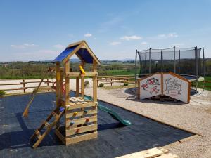 Ο χώρος παιχνιδιού για παιδιά στο Agriturismo Il Pappamerlo