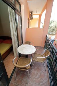- Balcón con mesa, 2 sillas y 1 cama en Apartments Radosavovic, en Bar