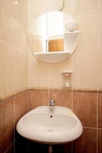 La salle de bains est pourvue d'un lavabo blanc et d'un miroir. dans l'établissement Apartments Radosavovic, à Bar