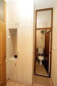 łazienka z toaletą i drzwiami do pokoju w obiekcie Apartments Radosavovic w Barze