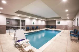 a large pool with chairs at La Quinta by Wyndham Dallas Northeast-Arboretum in Garland