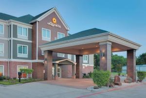 a hotel with a gazebo in front of a building at La Quinta by Wyndham Tyler South in Tyler