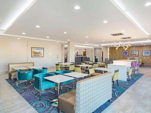 ein Esszimmer mit Tischen und Stühlen in der Unterkunft La Quinta by Wyndham Dallas - Wylie in Wylie