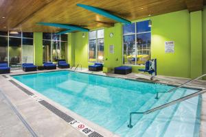 una gran piscina en una habitación de hotel en La Quinta by Wyndham Winchester, en Winchester