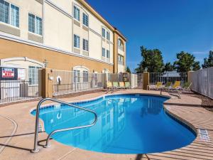 a swimming pool in front of a building at La Quinta by Wyndham Deming in Deming