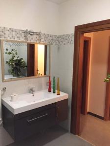 bagno con lavandino e specchio di Camere Mazara a Mazara del Vallo