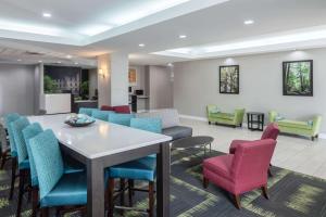 a waiting room with a table and chairs at La Quinta by Wyndham Atlanta Douglasville in Douglasville