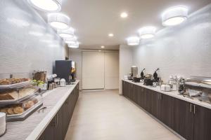 a large kitchen with aasteryasteryasteryasteryasteryasteryasteryasteryasteryasteryastery at La Quinta by Wyndham Dallas Northeast-Arboretum in Garland