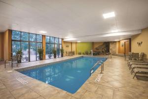 una gran piscina en una habitación de hotel en La Quinta by Wyndham Silverthorne - Summit Co, en Silverthorne