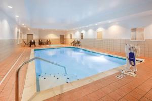 a large swimming pool in a building at La Quinta by Wyndham Cincinnati Airport Florence in Florence