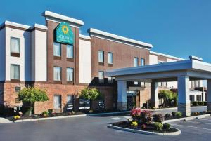 a rendering of a hotel with a parking lot at La Quinta by Wyndham Columbus - Grove City in Grove City