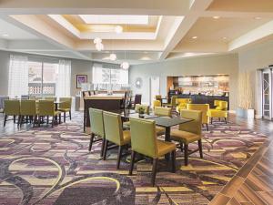 una sala da pranzo con tavoli e sedie gialle di La Quinta by Wyndham Fort Worth City View a Fort Worth