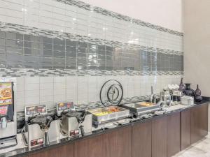 Kuchyň nebo kuchyňský kout v ubytování La Quinta by Wyndham Denver Tech Center