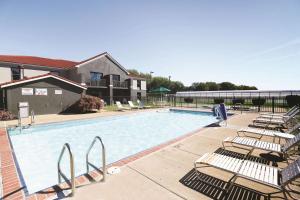 La Quinta Inn by Wyndham Sandusky near Cedar Point tesisinde veya buraya yakın yüzme havuzu
